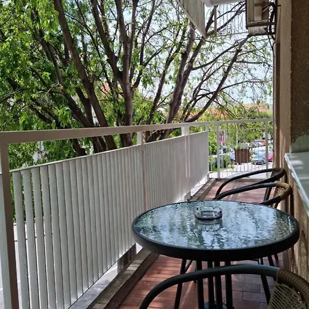 Apartment Stipe Split